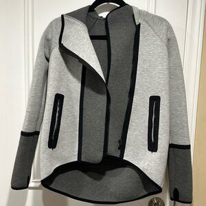 Elige Tahari sport